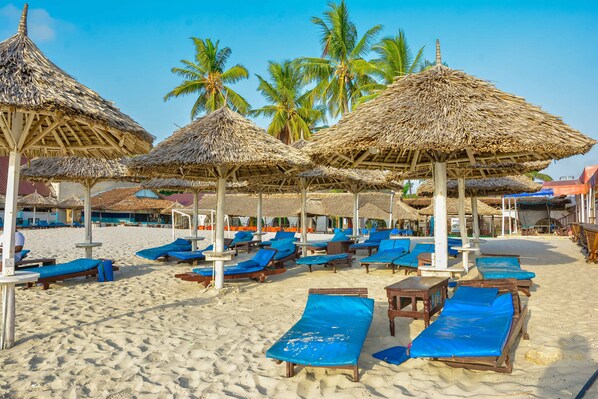 Private beach, white sand, sun-loungers, beach umbrellas - Best Western Jangwani Sea Breeze Hotel (Dar es Salaam)