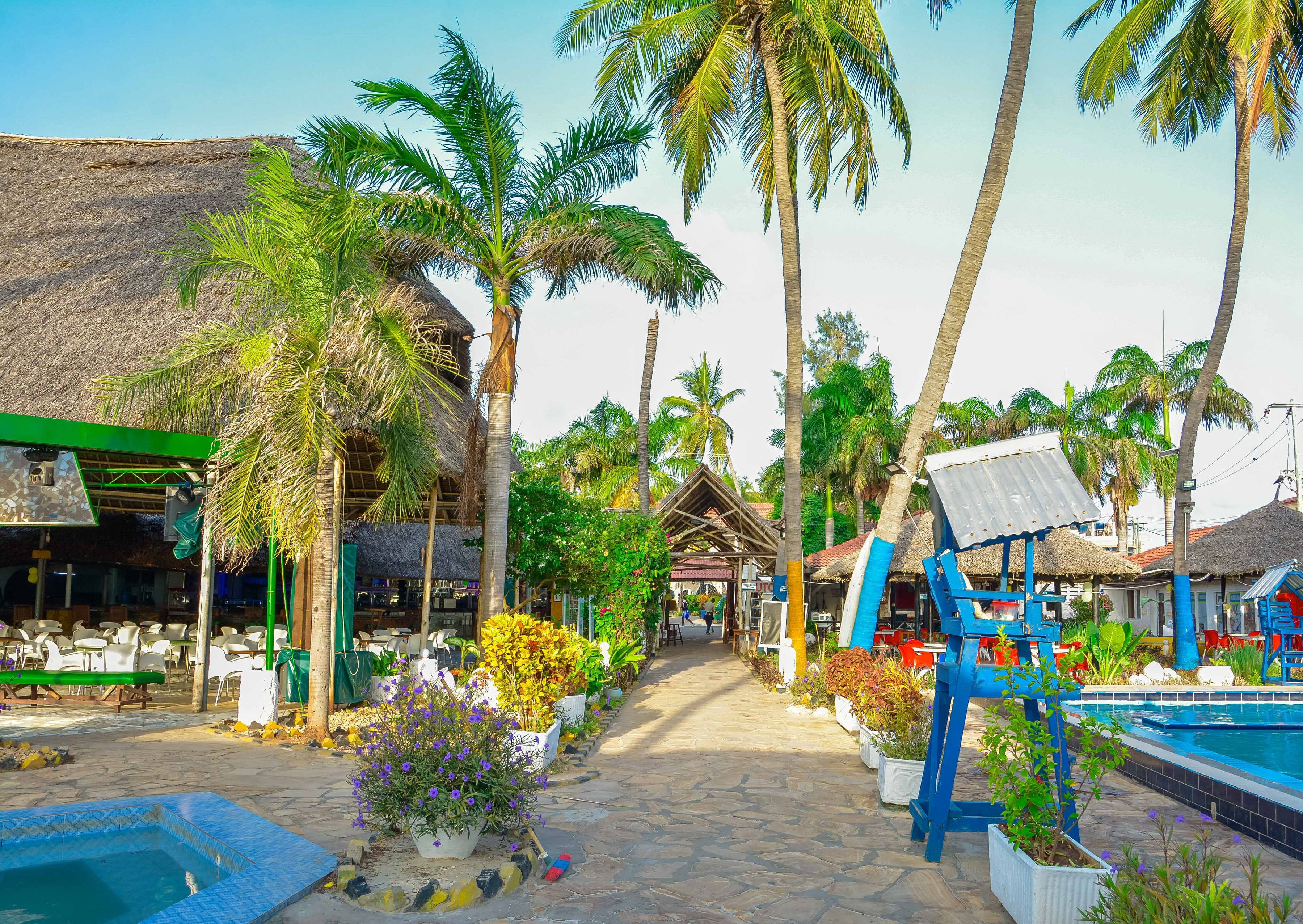 2 utendørsbassenger, bassengparasoller og solsenger