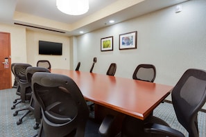 ห้องสวีท, เตียงคิงไซส์ 1 เตียง, อุปกรณ์ช่วยฟัง (Meeting, Tub, 2 Rooms) | สถานที่จัดงานประชุม