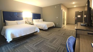 Una cassaforte in camera, una scrivania, postazione laptop