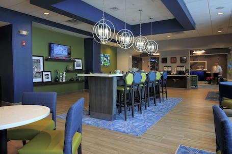 Hall. Hampton Inn West Plains