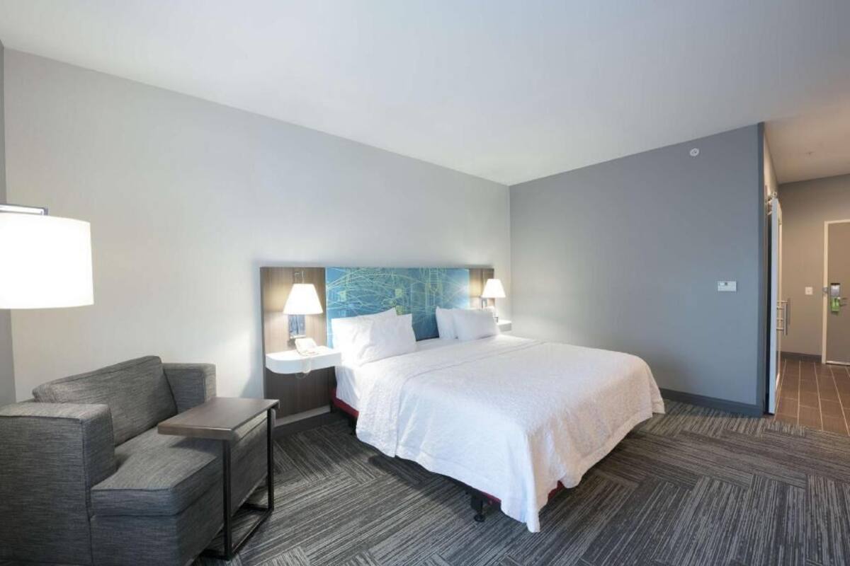 Premium bedding, in-room safe, desk, iron/ironing board