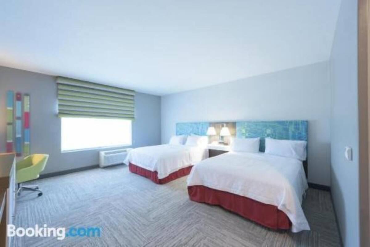 Premium bedding, in-room safe, desk, iron/ironing board