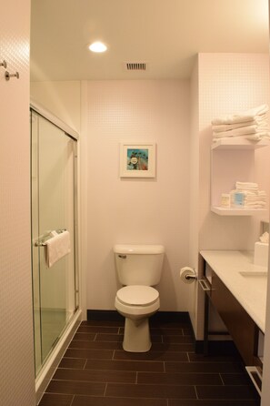 Amenidades de baño gratuitas, secadora de cabello, toallas
