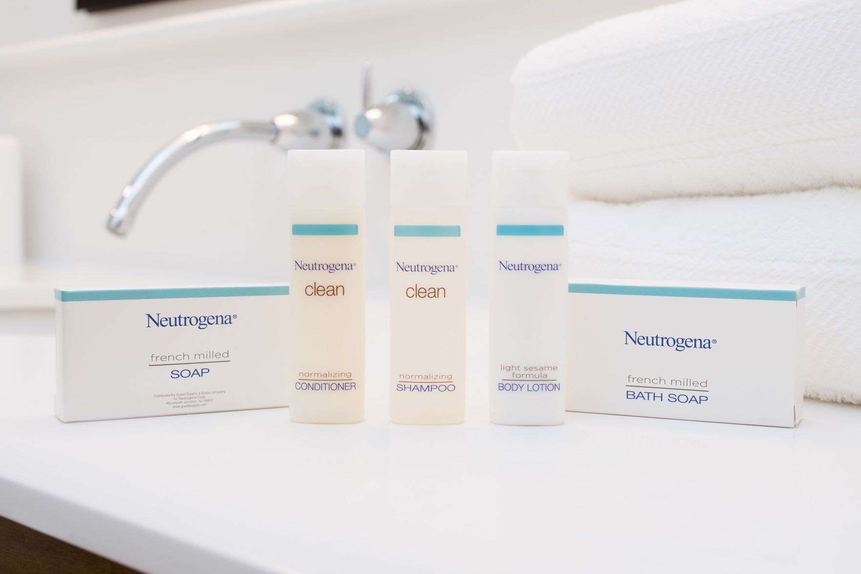 Badkamervoorzieningen | Een douche, gratis toiletartikelen, handdoeken