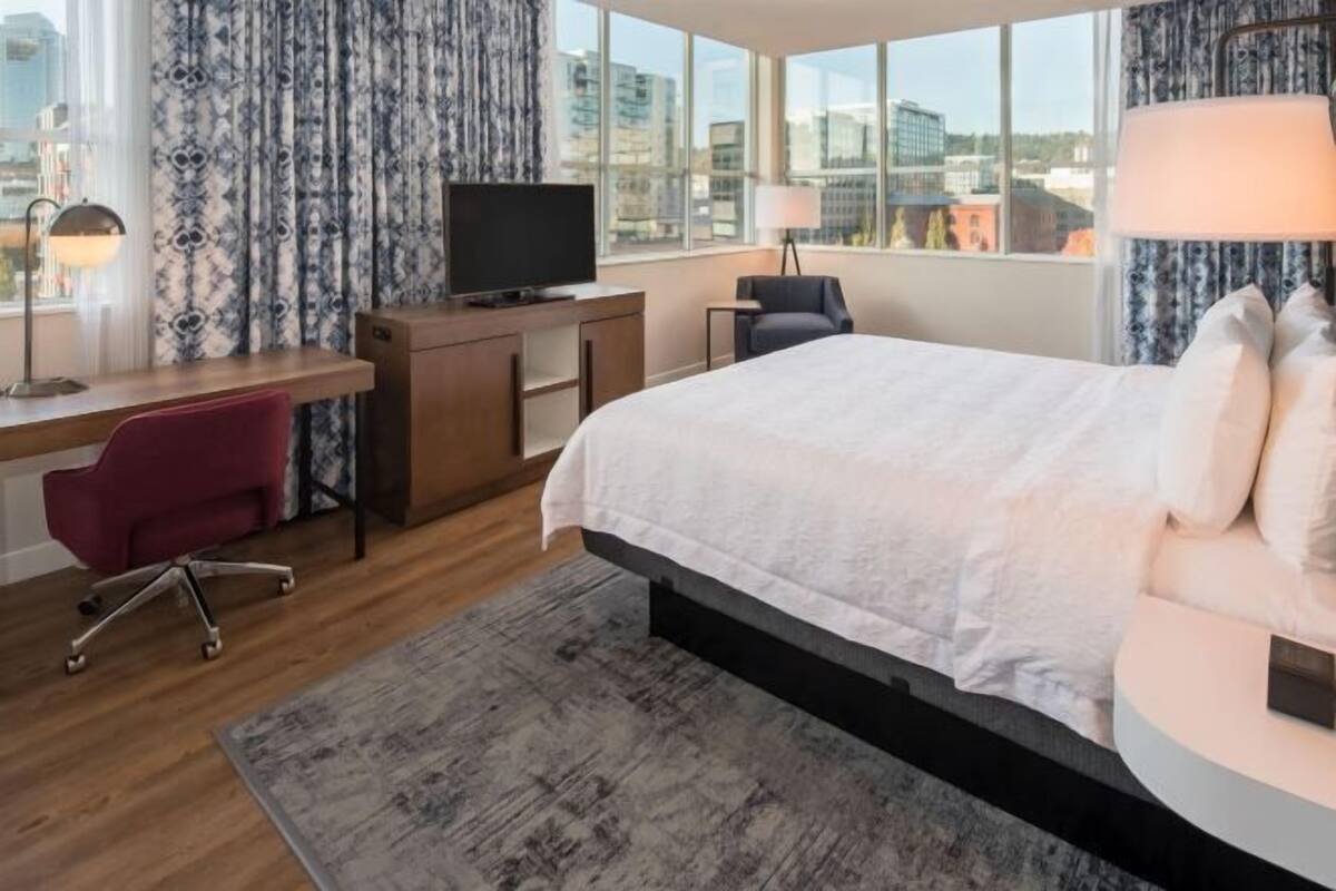 1 bedroom, hypo-allergenic bedding, desk, laptop workspace