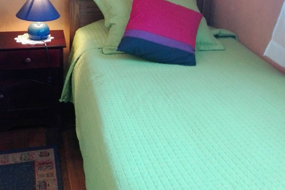 Habitación individual económica, vista a la ciudad | Ropa de cama de alta calidad y tabla de planchar con plancha