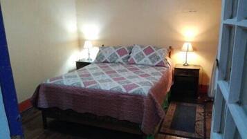 Habitación tradicional, 2 habitaciones, vista al patio, en el área del patio | Ropa de cama de alta calidad y tabla de planchar con plancha