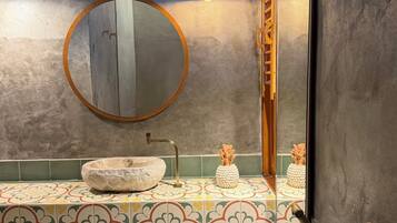 Quarto casal conforto | Banheiro | Chuveiro, produtos de toalete grátis, sabonete, shampoo