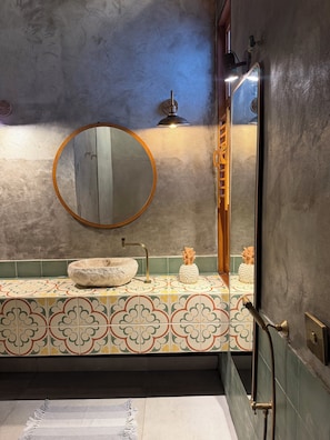 Habitación doble Confort | Baño | Regadera, amenidades de baño gratuitas, jabón, shampoo 