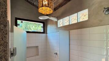 Quarto executivo | Banheiro | Chuveiro, produtos de toalete grátis, sabonete, shampoo