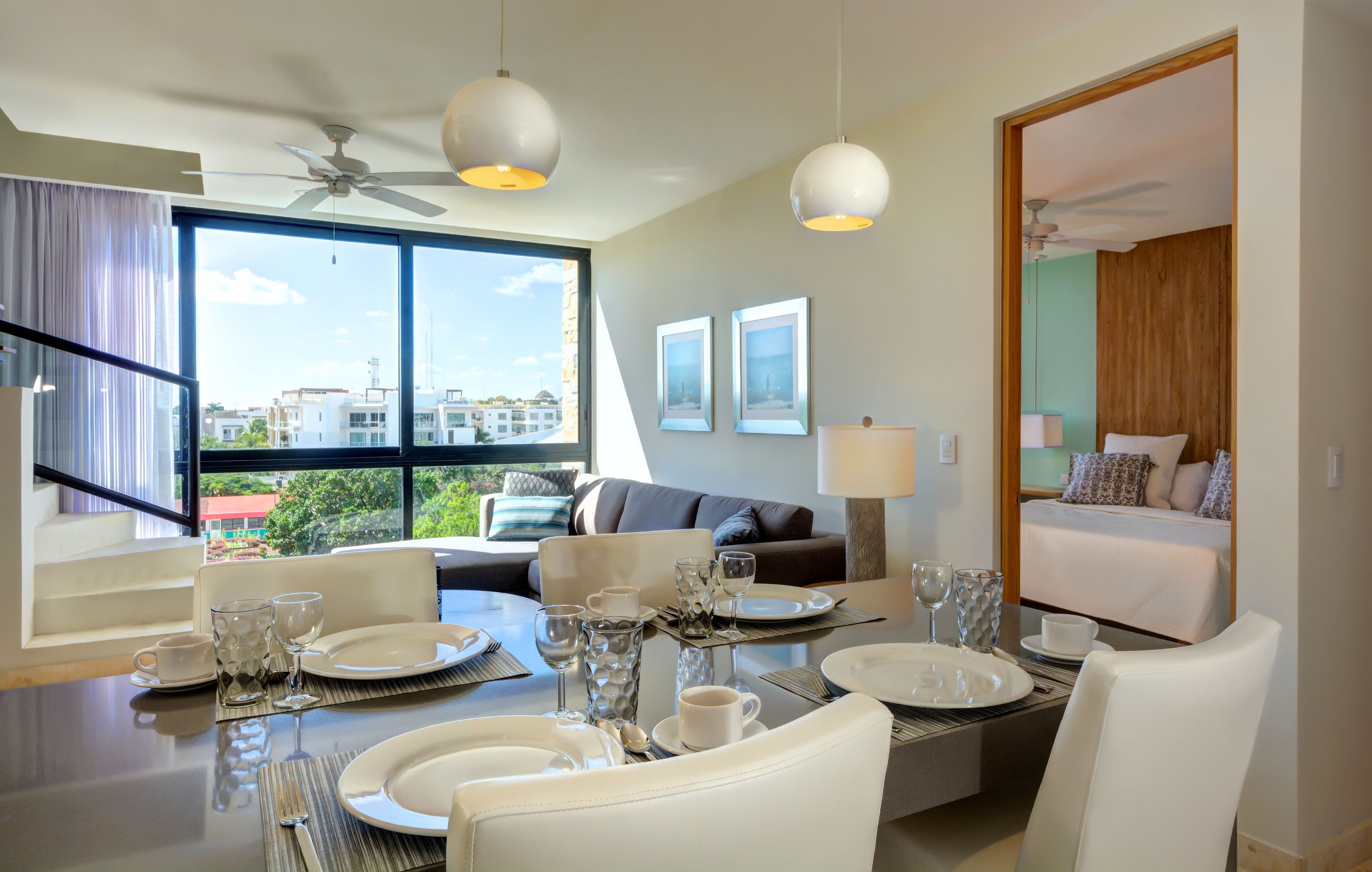 Une chambre d’hôtel moderne comprenant un coin repas, un canapé et un lit.