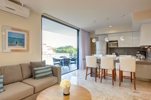 Condo premium, 2 quartos, para não fumantes, sacada | Área de estar | TV de tela plana, DVD player