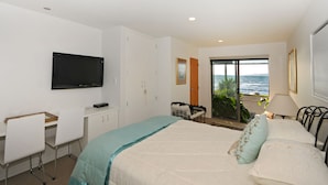 Luxe suite, 1 queensize bed, kitchenette, uitzicht op zee | Uitzicht vanuit de kamer