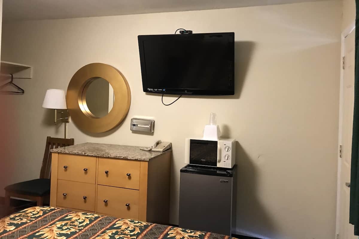 Camera, 1 letto queen | Una scrivania, Wi-Fi gratuito, lenzuola