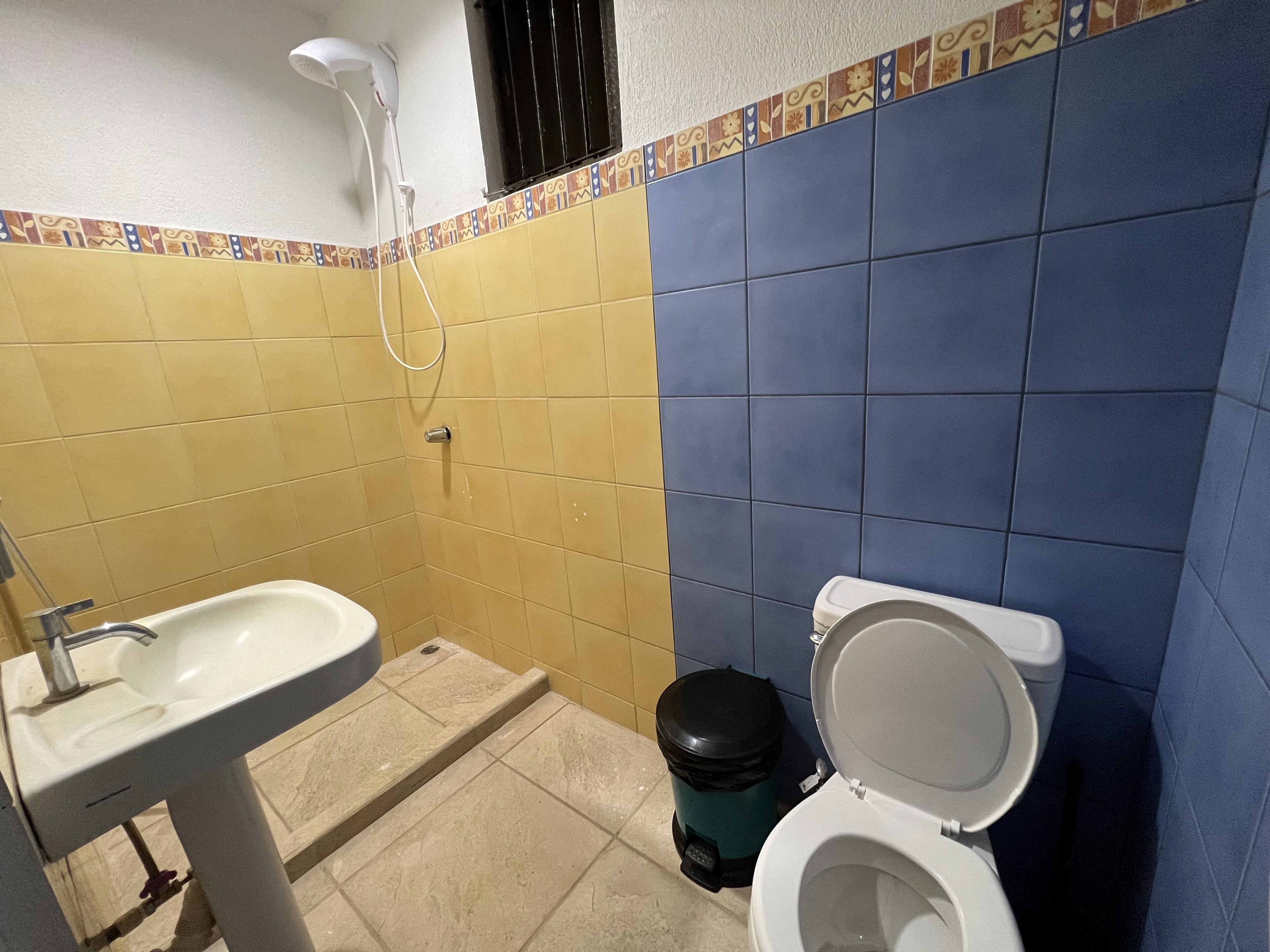 Ein Badezimmer mit Waschbecken, Toilette und Dusche.