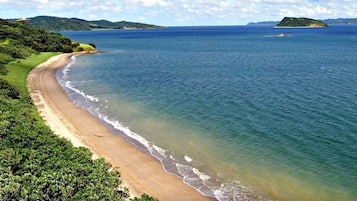 Una spiaggia nelle vicinanze