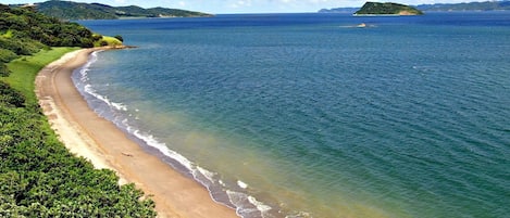 Una spiaggia nelle vicinanze