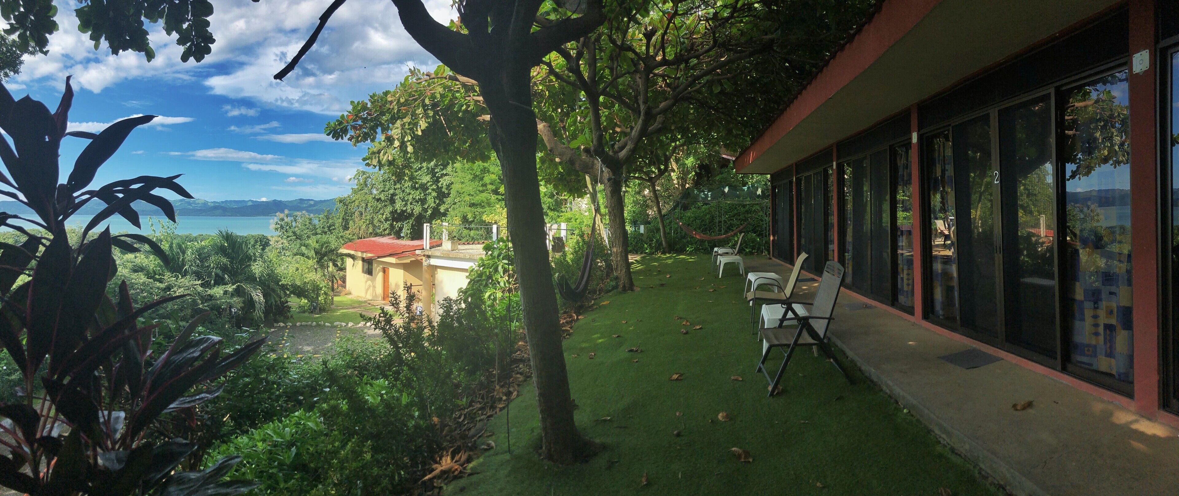 basic double room, 1 queen bed, ocean view | living area