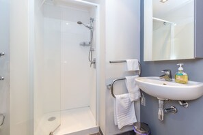 Queen Street Two Bedroom Apartment | Bathroom | Shower, free toiletries, towels - Queen Street Two Bedroom Apartment (Auckland)