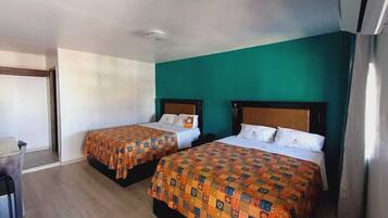 Quarto quádruplo básico | Wi-Fi de cortesia, roupa de cama