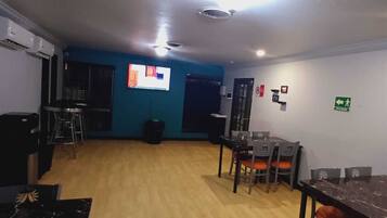 Se sirven desayunos, comidas, cenas y cocina local e internacional