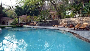 Piscina externa, guarda-sóis, espreguiçadeiras