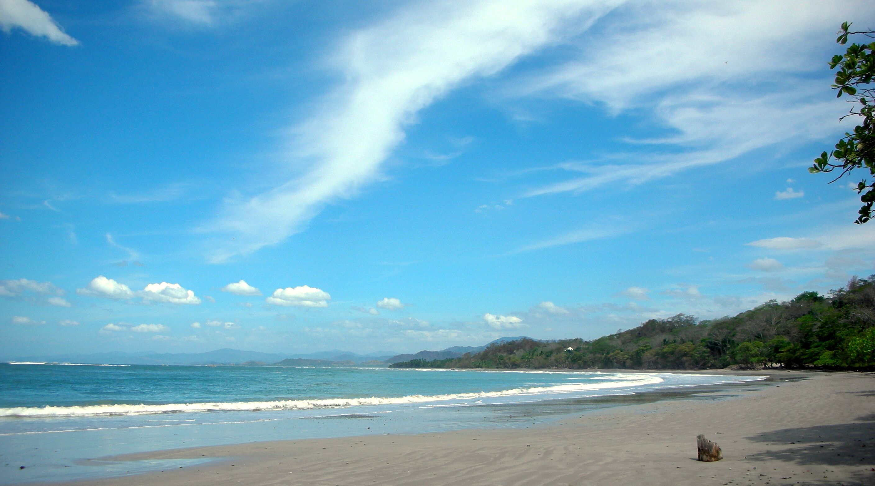 Pantai di sekitar, handuk pantai, dan memancing