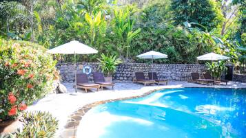 Piscina externa, guarda-sóis, espreguiçadeiras