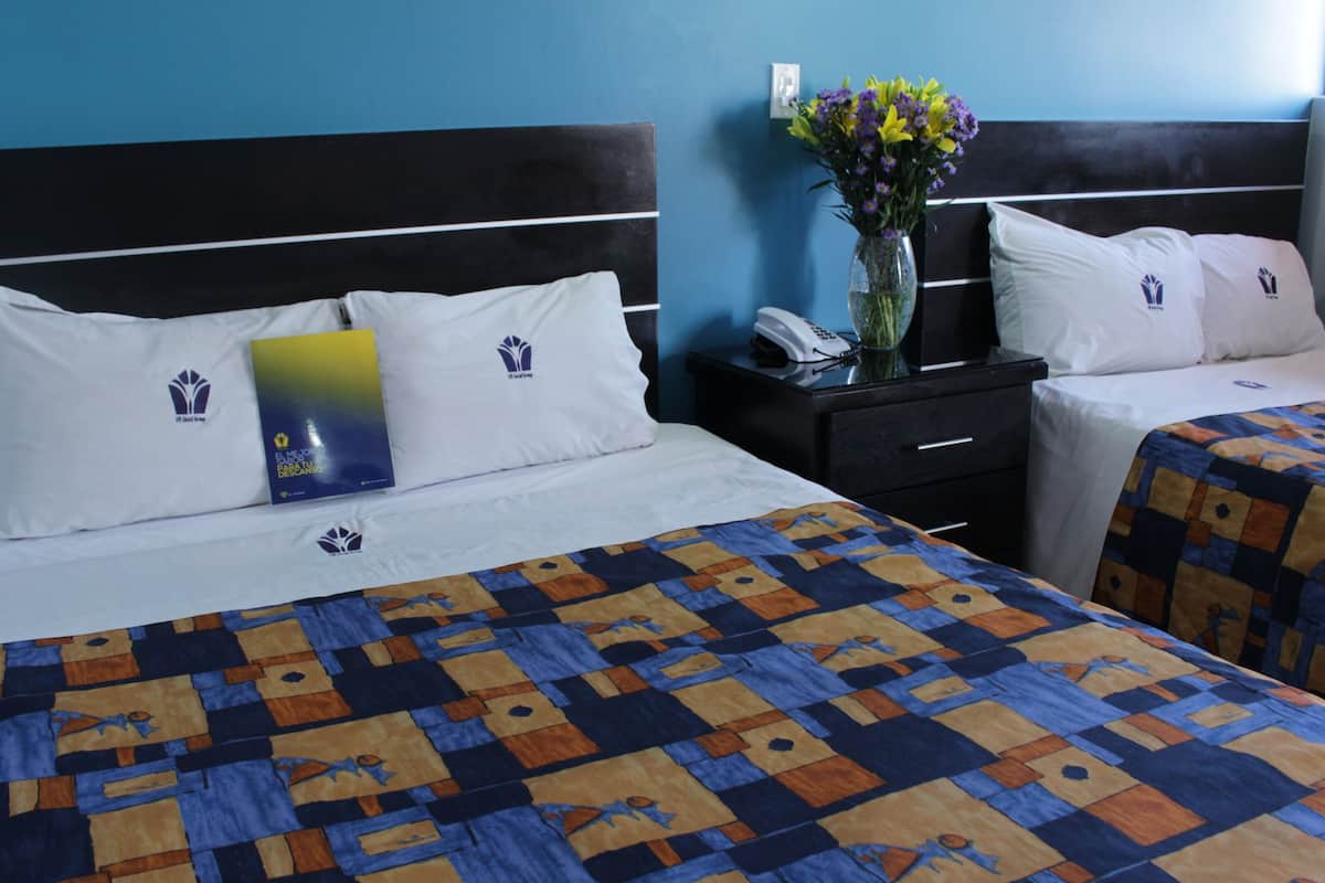 Habitación doble, 2 camas Queen size | Tabla de planchar con plancha, camas extra gratis y wifi gratis