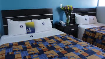 Quarto casal, 2 camas Queen | Ferros/tábuas de passar roupa, camas extras/dobráveis, Wi-Fi de cortesia