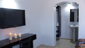 Double Room, 2 Queen Beds | Bathroom
