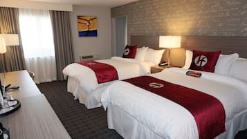 套房, 1 張單人床, 非吸煙房, 冰箱 (2 double Beds and 1 Single Bed) | 客房內保險箱、布置獨特、書桌、筆電工作空間