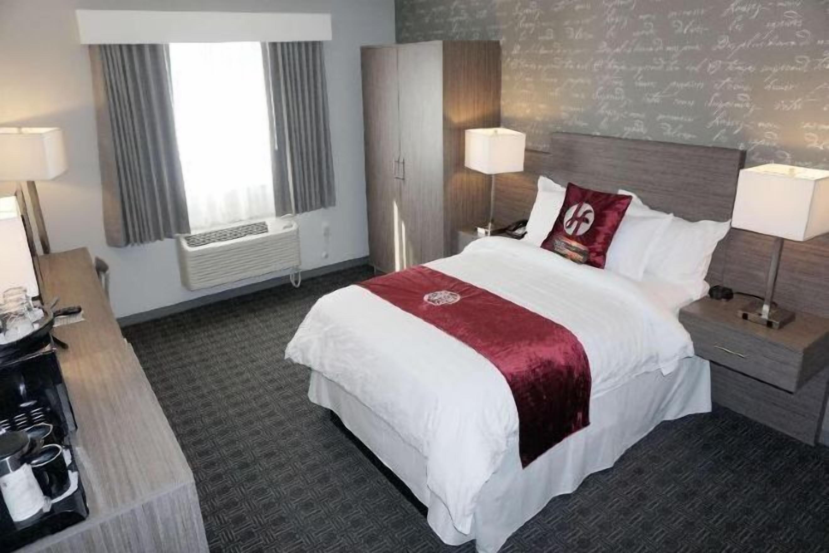 客房内保险箱、特色家居、办公桌、笔记本电脑工作区