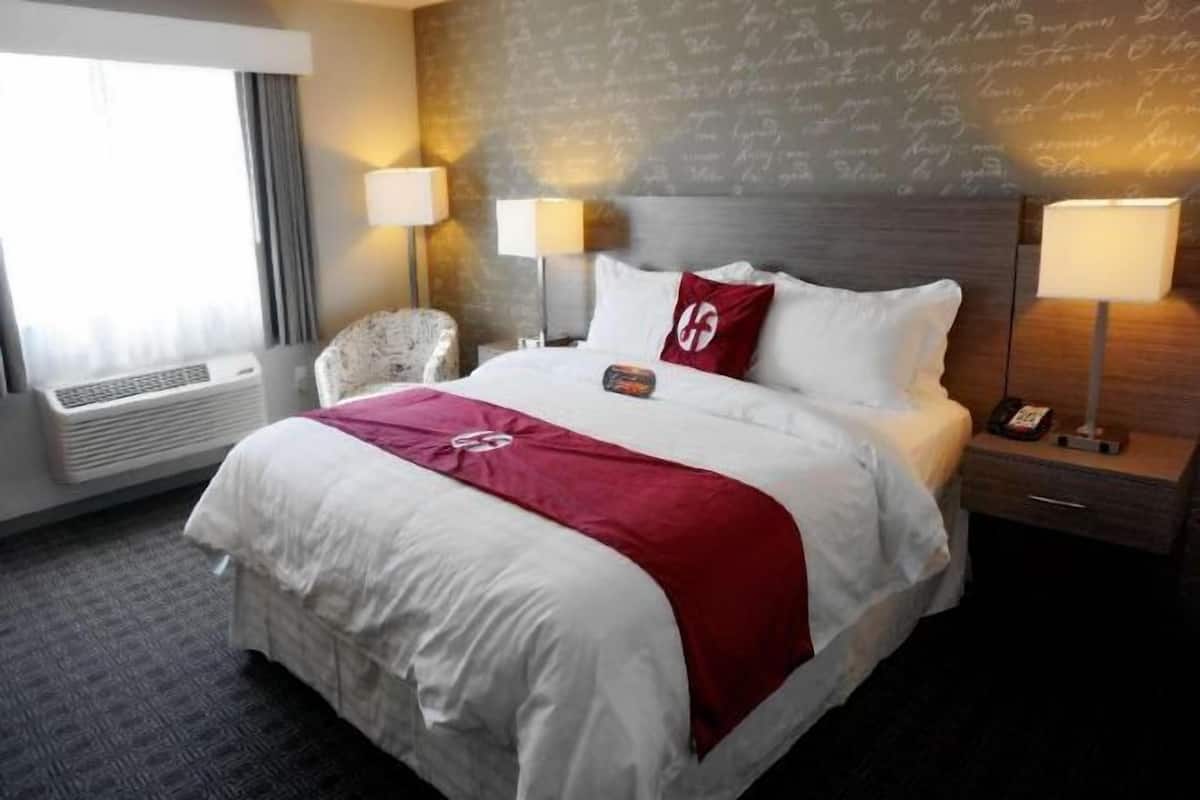 In-room safe, individually furnished, desk, laptop workspace