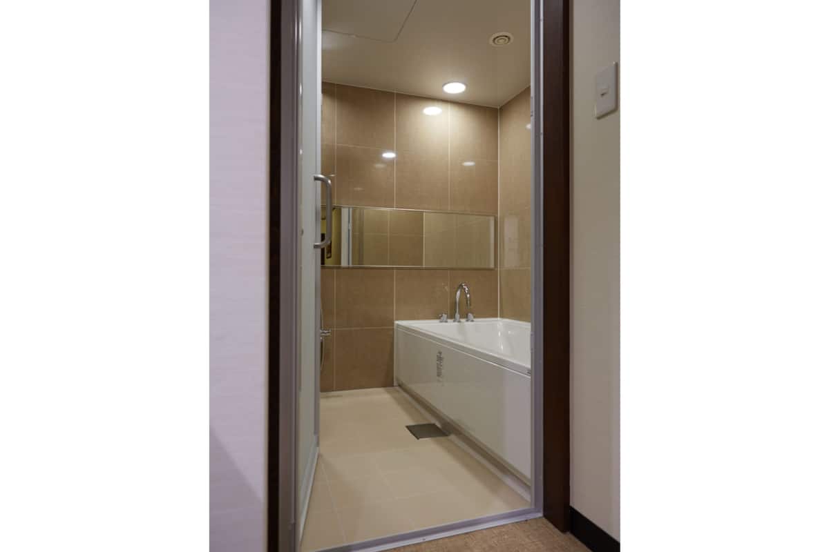standard twin room | bathroom | free toiletries, hair dryer, slippers, bidet