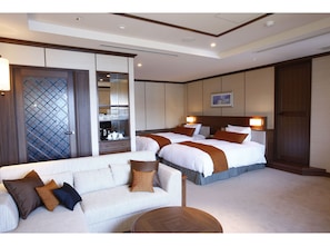 Premium Twin Room (Spa tub with View) | Peralatan tempat tidur premium, bar mini, peti besi dalam bilik, meja 