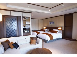 Premium Twin Room (Spa tub with View) | Peralatan tempat tidur premium, bar mini, peti besi dalam bilik, meja