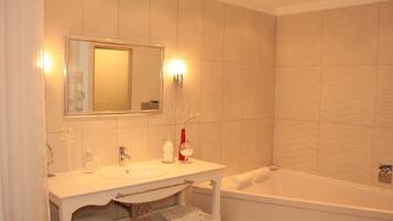 Double Room, Ensuite, Garden View (Accroche coeur) | Bathroom