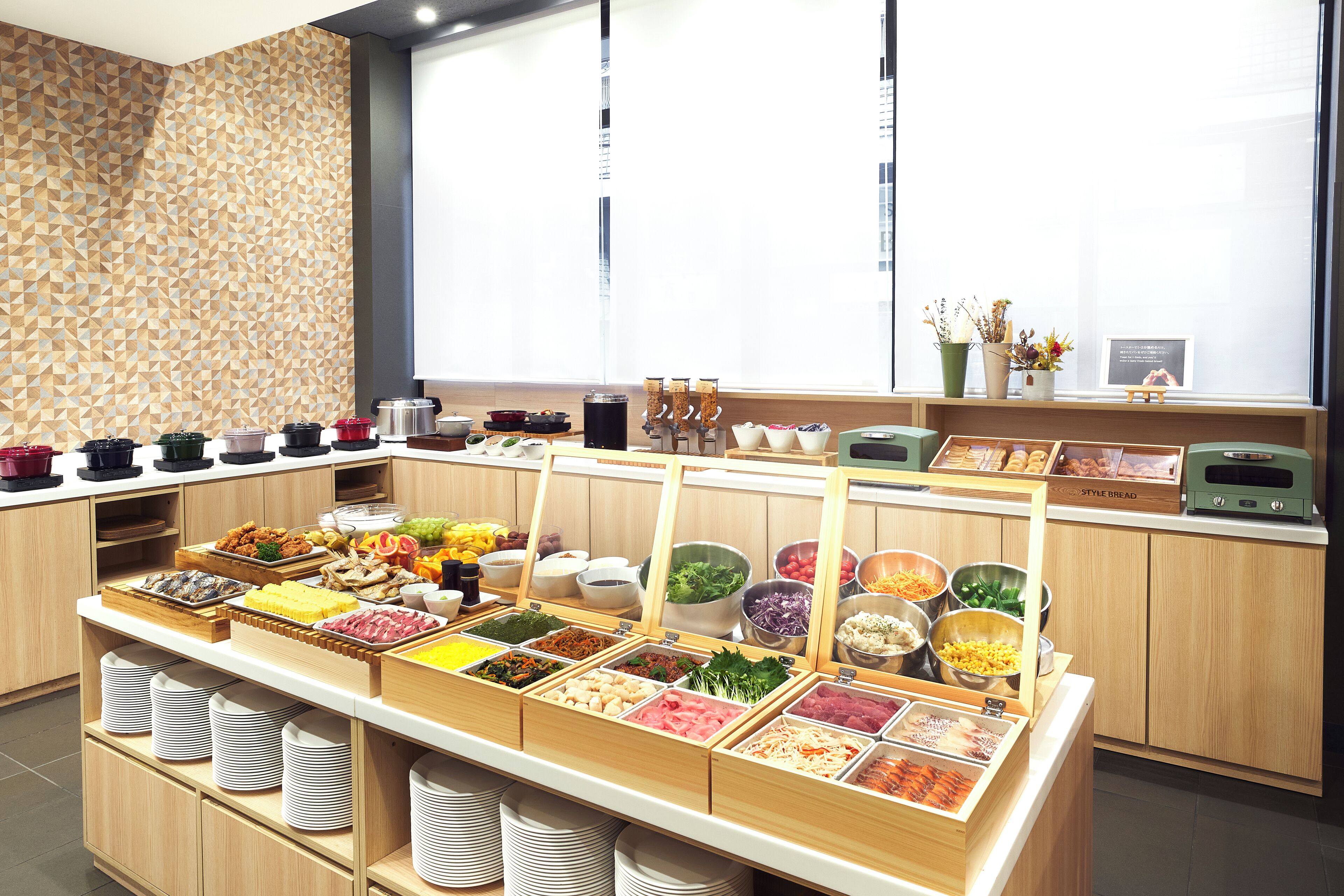daily buffet breakfast (jpy 1800 per person)
