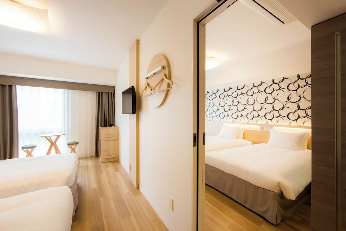 Chambre, non-fumeur, chambres communicantes (for 5 People) | Coffre-fort, bureau, système d’insonorisation, fer et planche à repasser