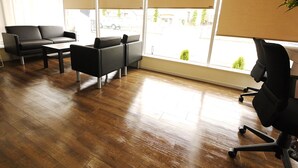 A modern office space with a sofa, chairs, and a desk. - Business Hotel Fiz Nagoya Airport (Toyoyama)