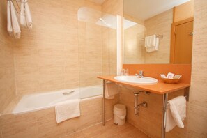 Bañera, artículos de higiene personal gratuitos y secador de pelo