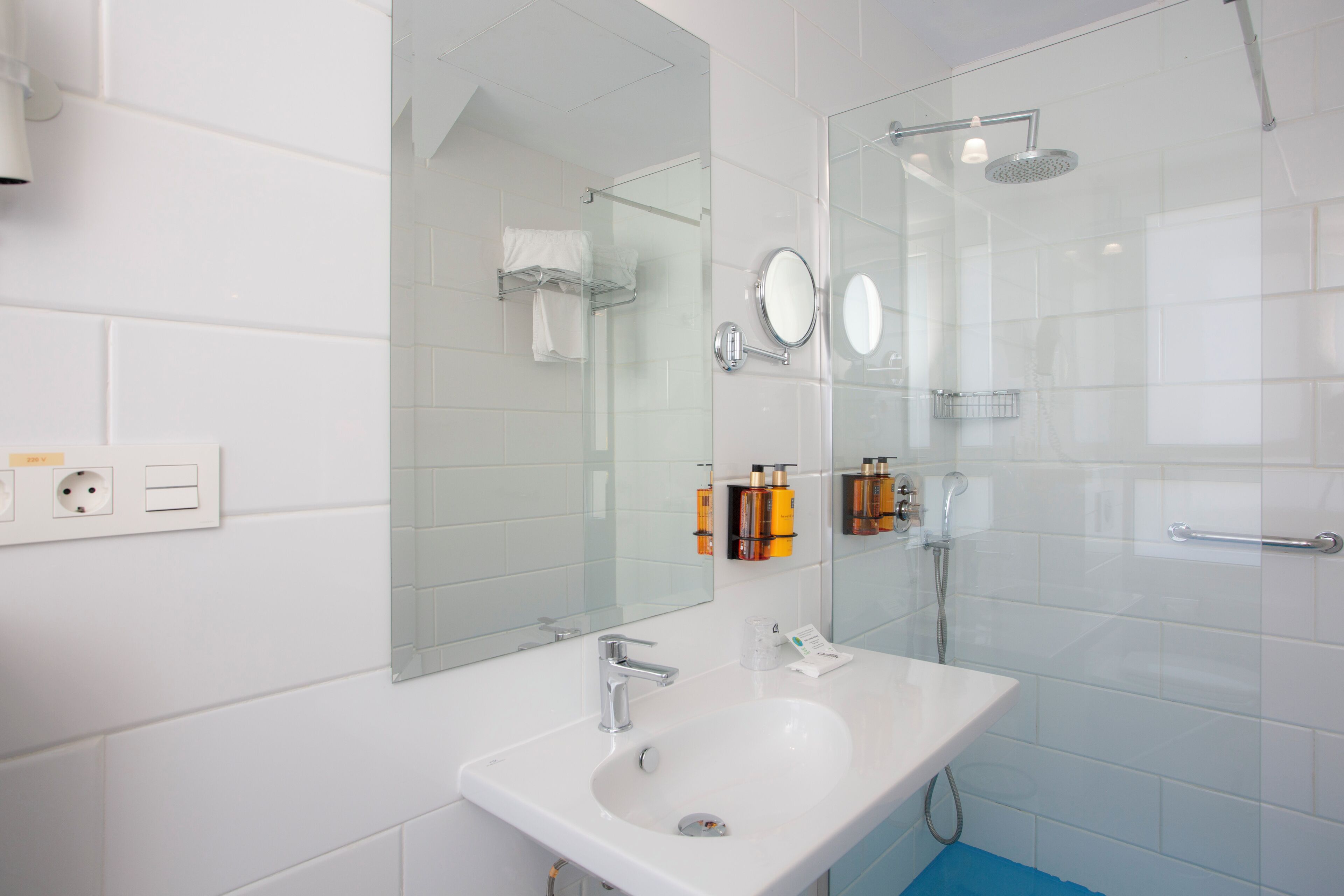 shower, free toiletries, hair dryer, towels