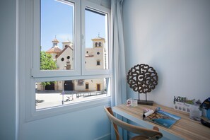 Habitación estándar con 2 camas individuales | Minibar, decoración individual, escritorio y cortinas opacas