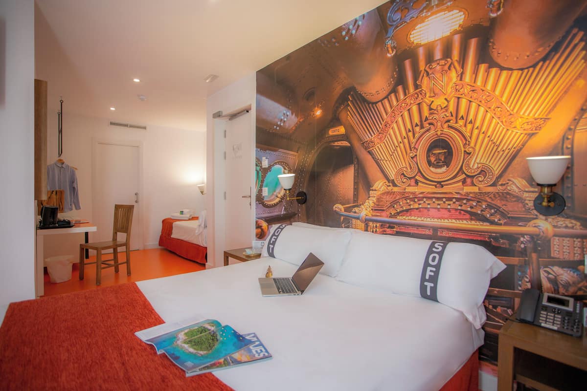 Een hotelkamer met een bed, een bureau en een stoel.
