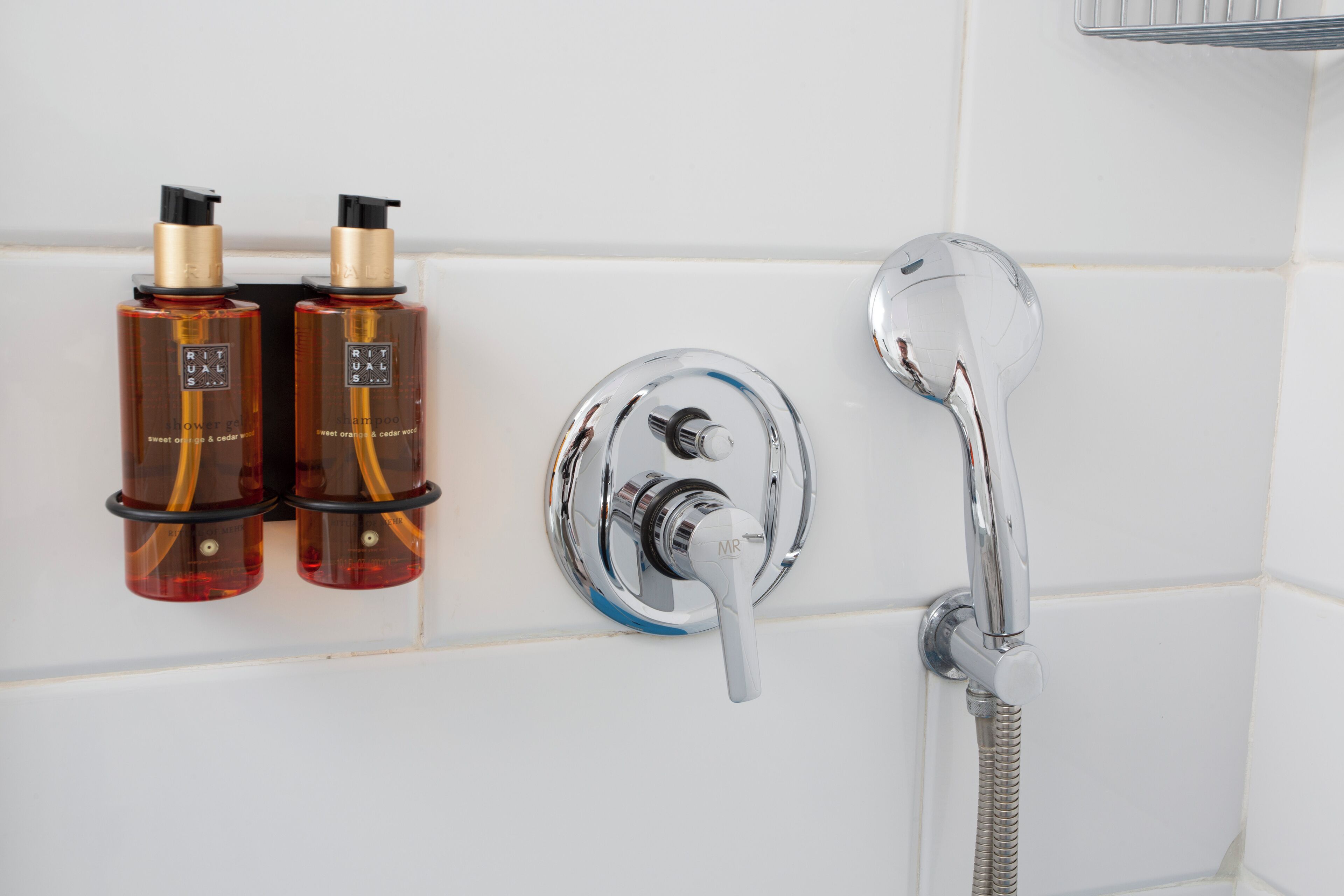Een douche, gratis toiletartikelen, een haardroger, handdoeken