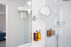 Suihku, ilmaiset hygieniatuotteet, hiustenkuivaaja, pyyhkeet