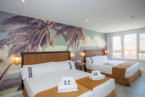 Une chambre d’hôtel avec deux lits, une fresque représentant des palmiers et une fenêtre donnant sur un beau paysage.