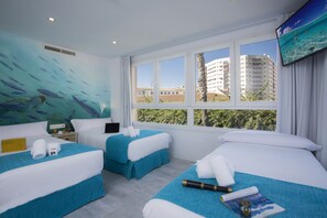 Habitación triple familiar | Minibar, decoración individual, escritorio y cortinas opacas